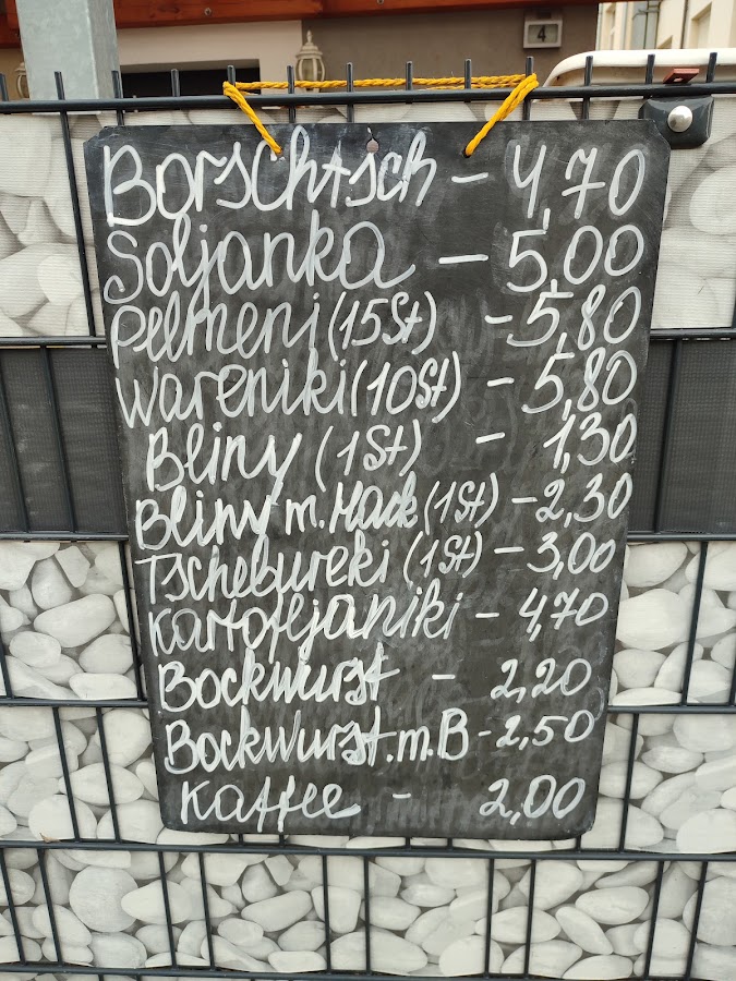 Echte Kreidetafel am Zaun mit Karte und Preisen